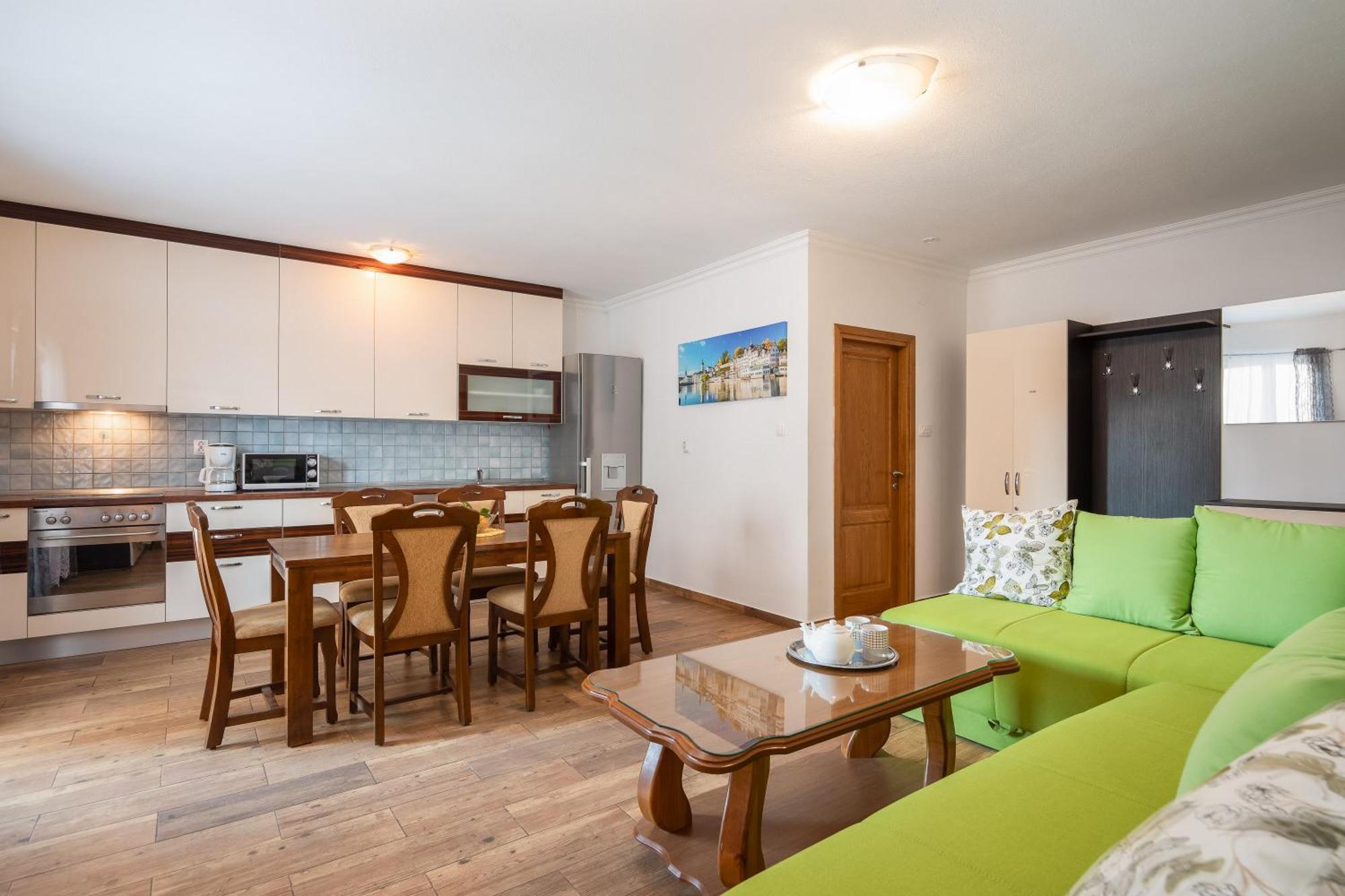 Jasmir - Free Parking Near The Makarska